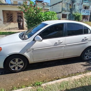 Vendo carro Hyundai acent automático del 2009, perfecto estado funciona todo interesados llamar a +5353314248 - 4/9