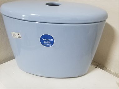 Tanque de inodoro azul con su tapa - Img main-image
