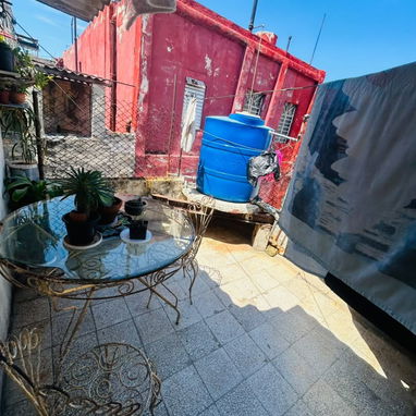 Apartamento en el tercer piso de un edificio capitalista en el Vedado , cerca de la Universidad de la Habana - 4/10