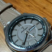Reloj con pulsera de cuero marron, para hombre.Ideal para uso diario, ecemros casuales y formales - Img 55255912