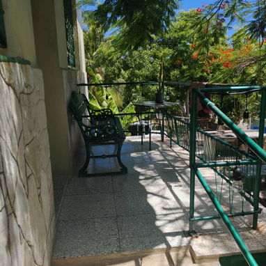 Se renta casa en Guanabo a partir de 2 habitaciones, todas climatizadas y espacio para varios autos. - Img 120956690