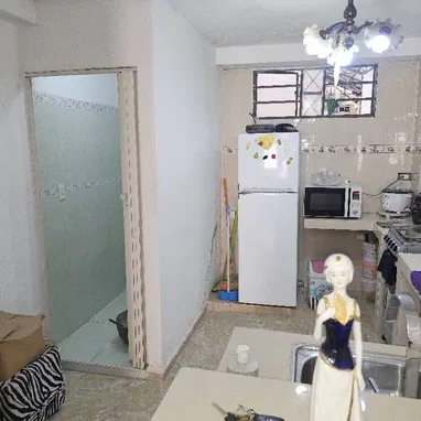 *53_Se vende 🏡 puerta de calle en Centro Habana*  ✔️*HAY un parqueo estatal cerca*  ✔️*En la planta baja sala,comedor y - Img 122990837