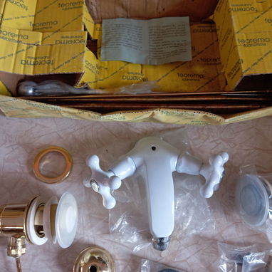 Vendo  1 llave de lavamos de cerámica blanca nueva - Img 125417786