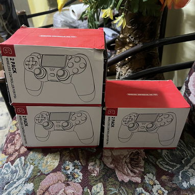 Dos cajas de Mandos de ps4 - 2/5