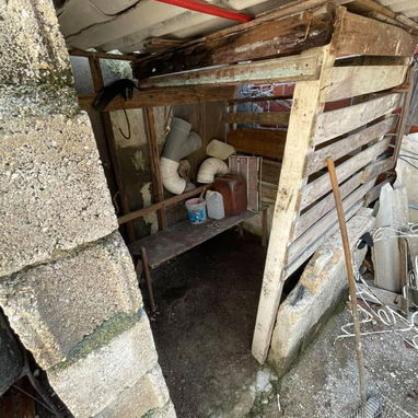 Casa en oferta🔖  📍Ubicación: Cerro, interior un pasillo con 2 apartamentos - 10/10