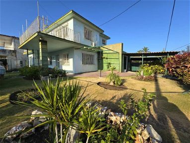 Se vende casa de dos plantas con 3 habitaciones y media y 4 baños en municipio playa - Img 68217816