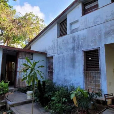 Llamar al 55432935 Casa en el reparto Siboney que necesita reparaciones.es serca del cimex Tiene paredes de mamposter - Img 125852373