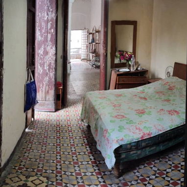 Gangaaaaaa se vende casa colonia antigua de 5 cuartos 2 baños a 200m del Capitolio de la habana - Img 122259996