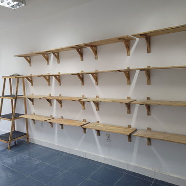 Repisa grande sencilla de madera con acabado en barniz, ideal para negocios - Img 118668972
