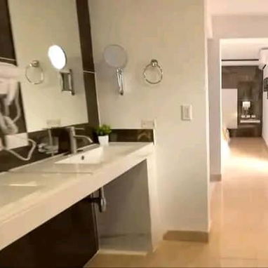 📱 Gran Hostal en 10 de Octubre con Piscina, Billar y Suites de Lujo - Img 116168579