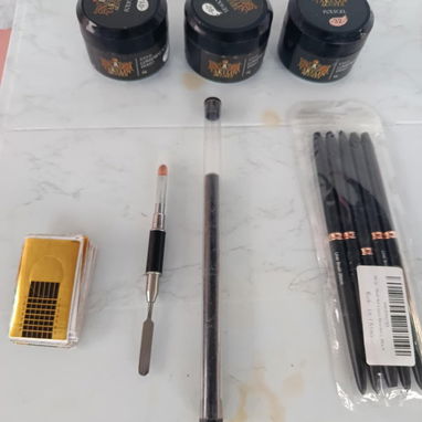 Mesa de uñas lista para trabajar - 10/10