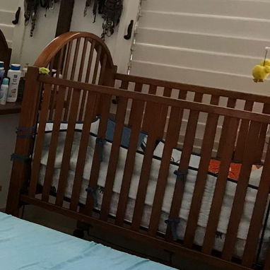 Vendo cuna con colchon de madera grande con ruedas - 2/3
