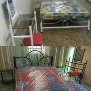 Juego de cuarto de tubo cama camera o 3/4 con mesas de noche, colchón de muelles y coguera con espejo y banqueta. - Img 55368370