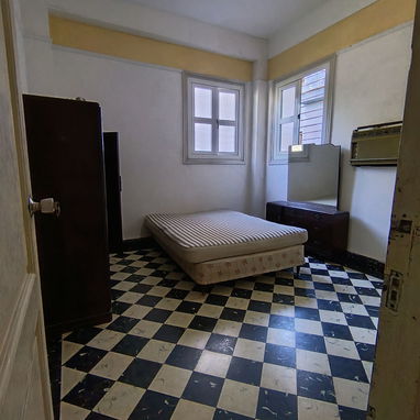 Se vende apto de 4/4 en el vedado con dos baños. - Img 119177725