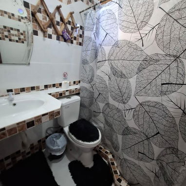 SE RENTA CASA DE 3 cuartos CON PISCINA A MEDIA CUADRA DE LA PLAYA DE GUANABO. 58858577 - 3/10