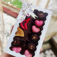 Caja de regalo con 10 bombones y una tableta de chocolate decorada - Img 56012239