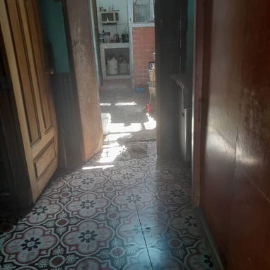 *$12.500usd. En venta casa puerta de calle con todo dentro, incluyendo una moto de gasolina  y un negocio en Luyanó - 9/10
