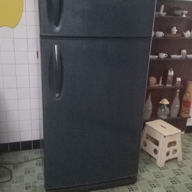 Vendo refrigerador roto en 250 usd. Necesita condensador - Img 122010508