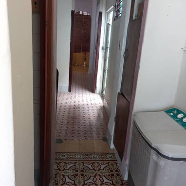 🏡✨ OPORTUNIDAD EN VENTA — LA HABANA  Isla Propiedades presenta esta acogedora vivienda independiente, ubicada en una zo - Img 122387619