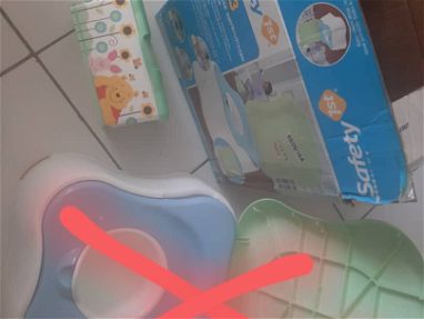Dispensador de tohallitas húmedas para bebés y asiento de carro para niños. - Img 67790223