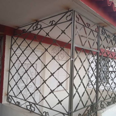 Realizamos trabajos de herrería dándole seguridad a su hogar,con rejas de protección con garantía, calidad y excelencia - Img 123151080
