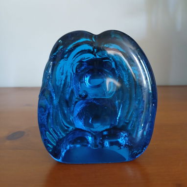 Esta figura es un trol de vidrio azul de la marca Bergdala, un objeto coleccionable popular de Suecia. Material: Vidrio - Img 119987288