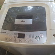 Se vende lavadora automática LG 7 kg rota por correa partida y problemas de chapisteria - Img 58055460