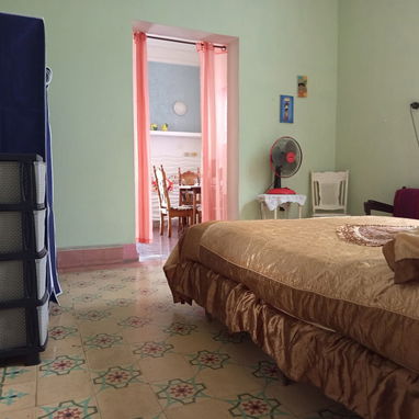 Se renta apto independiente de una habitación en bajos en el vedado. 54026428 - 6/7