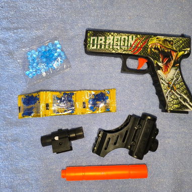 Pistola de juguete de bolitas de hidrogel viene todo lo de la foto se rastrillar y es por presión de aire - 3/5