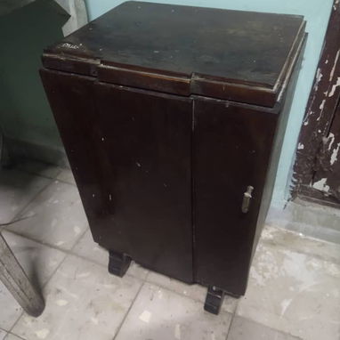 Venta de cama (sin colchón) con sus dos mesitas de noche, de estilo antiguo, de caoba - 5/5