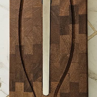 TABLA DE COCINA DE MADERA DE NODAL (WALNUT), UTILITARIA O DECORATIVA, CON CUCHILLO DE FILETEAR + HACHA Y SERRUCHO. - Img 109451594