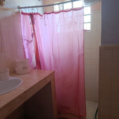 Se vende casa con inmenso potencial en el Reparto Bahía - 3/9