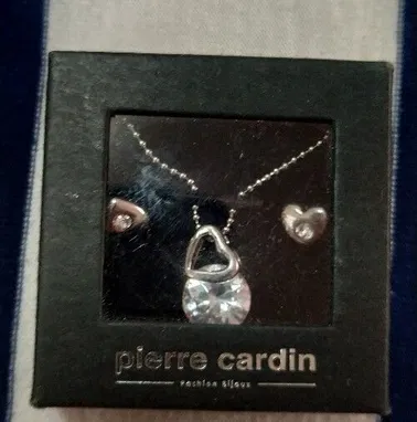 ELEGANTE JUEGO DE CADENA + DIJE + PAR DE ARETES DE LA MARCA FRANCESA "PIERRE CARDIN". NUEVA EN SU CAJA - Img 67190888