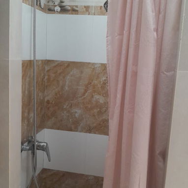 Disponible renta de apto en bajos en el VEDADO (20 USD ) WSS ~34 602686091 con wifi ) - Img 125181237