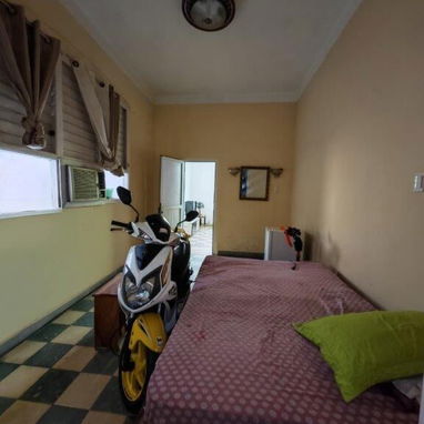 Vedado J y 21,a 2 Cuadras Del Coopelia y Cerca de Torre K,Casa Independiente 285m Con Portal,Garaje,Recibidor,Comedor,3/ - 10/10