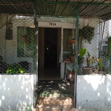 Se vende casa biplanta en bajos de dos cuartos y medio en mariano 25000 usd - 4/9