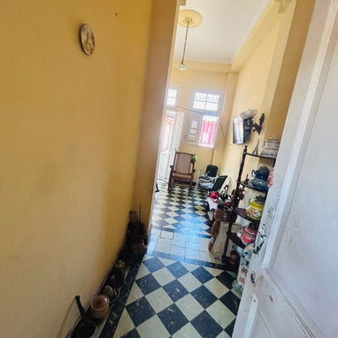 Apartamento en el tercer piso de un edificio capitalista en el Vedado , cerca de la Universidad de la Habana - 7/10