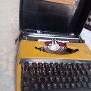Máquina de escribir portátil con su maletica. De uso. Muy cuidada. De cinta. 6 mil CUP 54002646 - Img 57895561