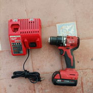 Taladro percutor atornillador Milwaukee. De uso. Una batería de 2.9 ah . Un cargador. 90 usd - Img 58187184