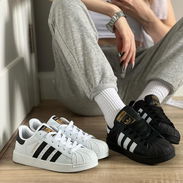 #35 y 35 y medio Adidas Superstar originales hermosos que nunca pasan de moda sirven lo mismo para chica que chico de cu - Img 53024369