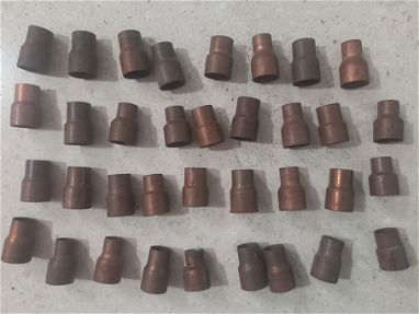 Varias piezas de cobre para plomería: codos, uniones... - Img main-image