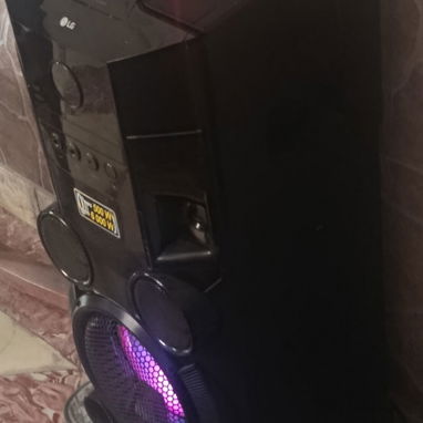 Equipo de música LG Xboon tipo torre con Bluetooth,graba de memoria a memoria y desde cd a memoria,karaoke y más - Img 124222966