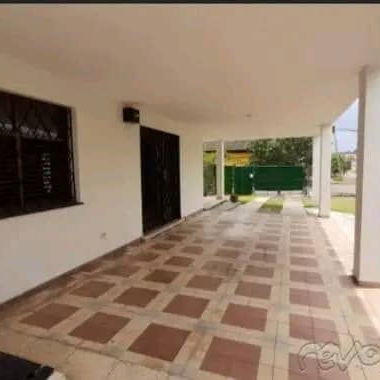 Ref#98. Oportunidad de inversión!!! Con una arquitectura y un diseño único se vende espectacular chalet década del 50!!! - 5/10