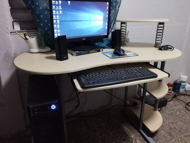 Se vende PC de escritorio con mesa. - Img 64369346