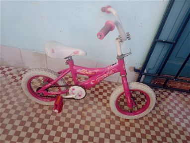 Se vende bicicleta para niña 12 mil y patines 3000 - Img 65971804