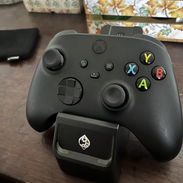 Mando de Xbox serie X con su base de cargar para dos mandos - Img 56187770