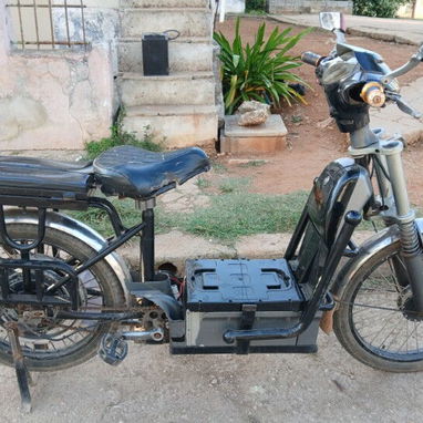 Vendo BiciMoto eléctrica en buen estado, batería reparada haciendo más de 40 kilómetros, es buena para cargar y transpor - Img 118020552