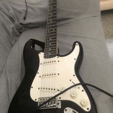 Guitarra Eléctrica 80 Focusrite 80 Bocinas con amplificador 20 Micrófono y Stand 40 - 3/5