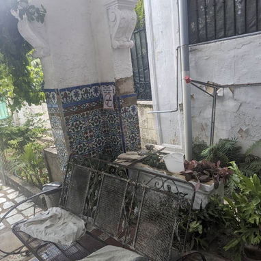 💥 *¡EN VENTA! CASA INDEPENDIENTE EN EL VEDADO. PLAZA* 💥  🏛️ _Oportunidad ideal para negocio, vivienda o inversión_ - 10/10