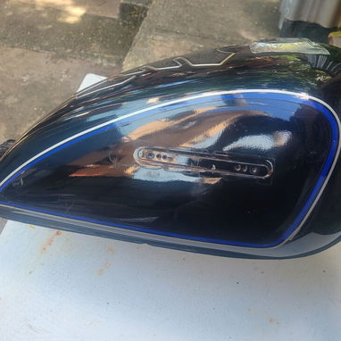 Tanque de gasolina, moto gn, con su lleve de gasolina, tiene 1 saliderito. - 3/4